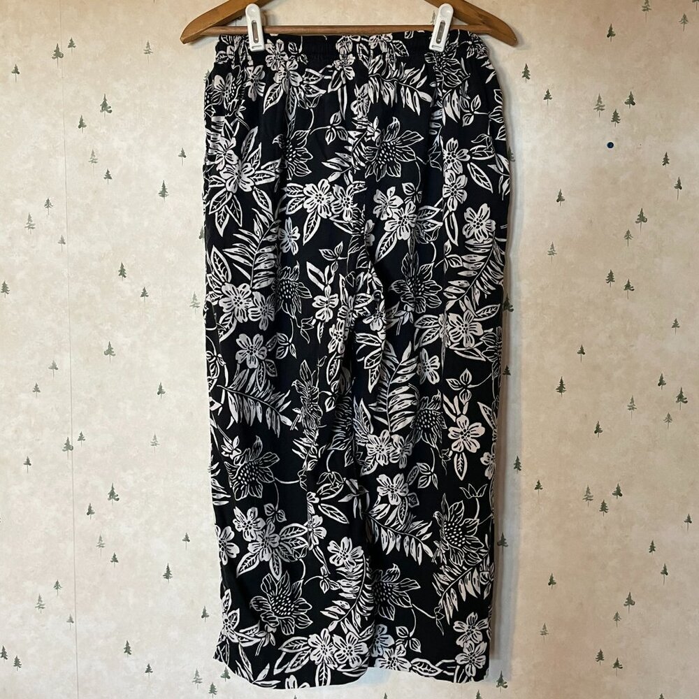 SunBay Cottons Floral Patterned Black and White Capris - M
